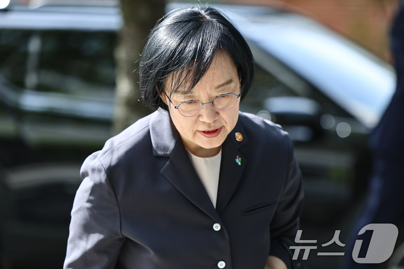 (서울=뉴스1) 김도우 기자 = 한성숙 국무총리 후보자가 24일 오전 서울 종로구 통의동 금융감독연수원에 마련된 인사청문회 준비 사무실로 출근하고 있다. 2026.6.24/뉴스1