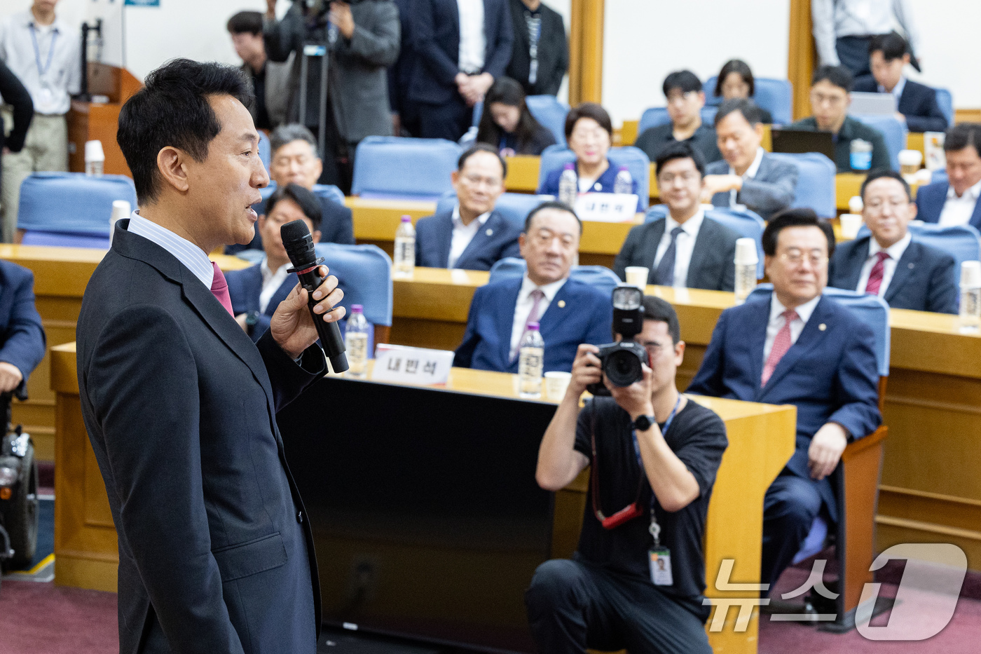 (서울=뉴스1) 유승관 기자 = 오세훈 서울시장이 24일 서울 여의도 국회 의원회관에서 열린 대한민국 미래혁신포럼 제9차 세미나에서 '6.3 지방선거 진단과 향후 과제 - 보수가치 …