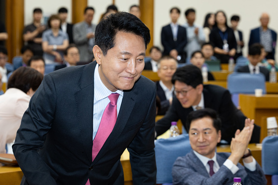 단상 오르는 오세훈 서울시장
