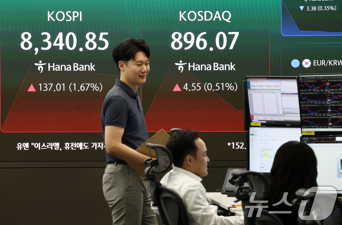 (서울=뉴스1) 최지환 기자 = 24일 오전 서울 중구 하나은행 본점 딜링룸 전광판에 증시 시황이 나오고 있다.이날 코스피는 전 거래일 대비 152.95포인트(1.86%) 상승한 …