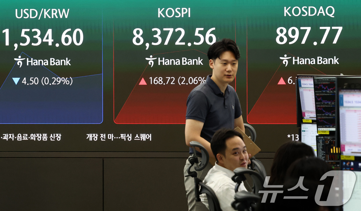 (서울=뉴스1) 최지환 기자 = 24일 오전 서울 중구 하나은행 본점 딜링룸 전광판에 증시 시황이 나오고 있다.이날 코스피는 전 거래일 대비 152.95포인트(1.86%) 상승한 …