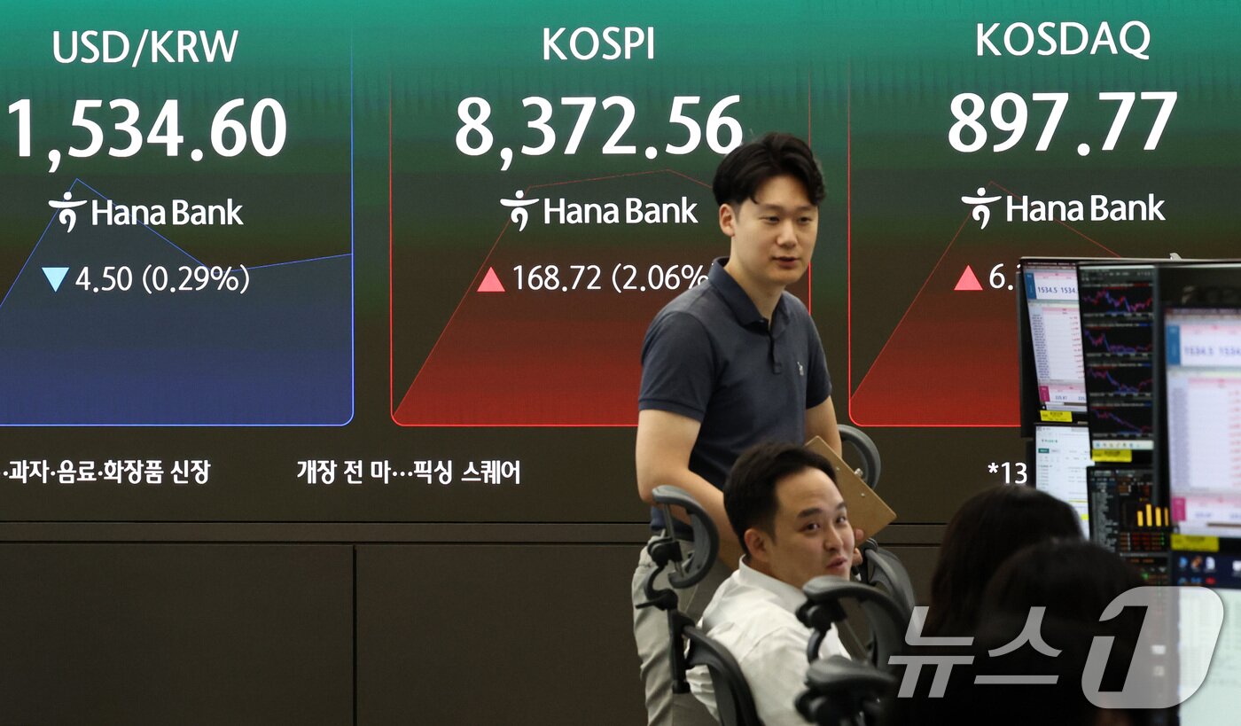 본문 이미지 - 24일 오전 서울 중구 하나은행 본점 딜링룸 전광판에 증시 시황이 나오고 있다. 2026.6.24 ⓒ 뉴스1 최지환 기자