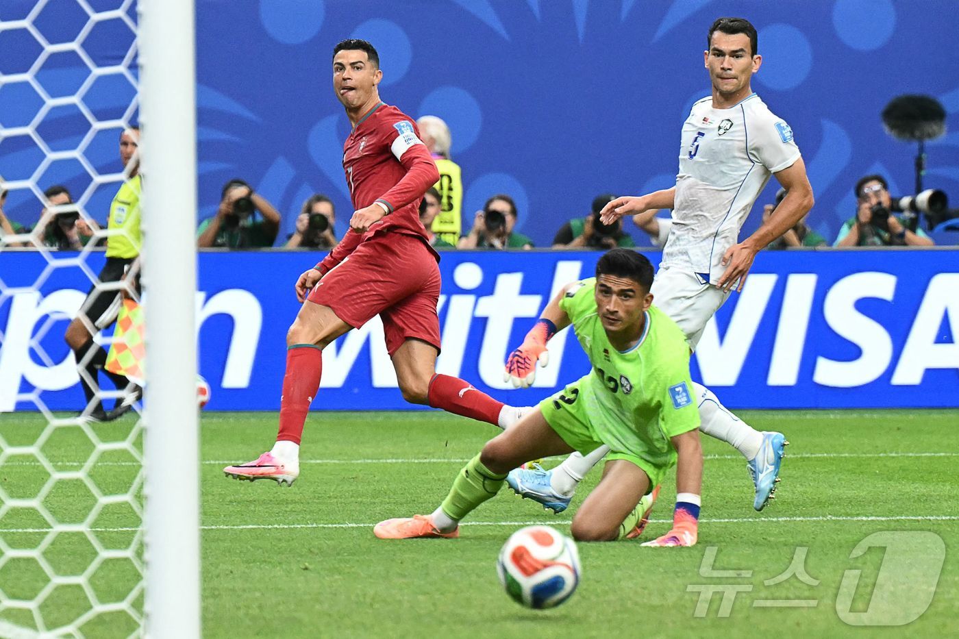 (AFP=뉴스1) = 23일(현지시간) 미국 휴스턴 스타디움에서 열린 2026월드컵 K조 포르투갈과 우즈베키스탄의 경기에서 포르투갈 크리스티아누 호날두가 팀의 세번째 골을 넣어 멀 …