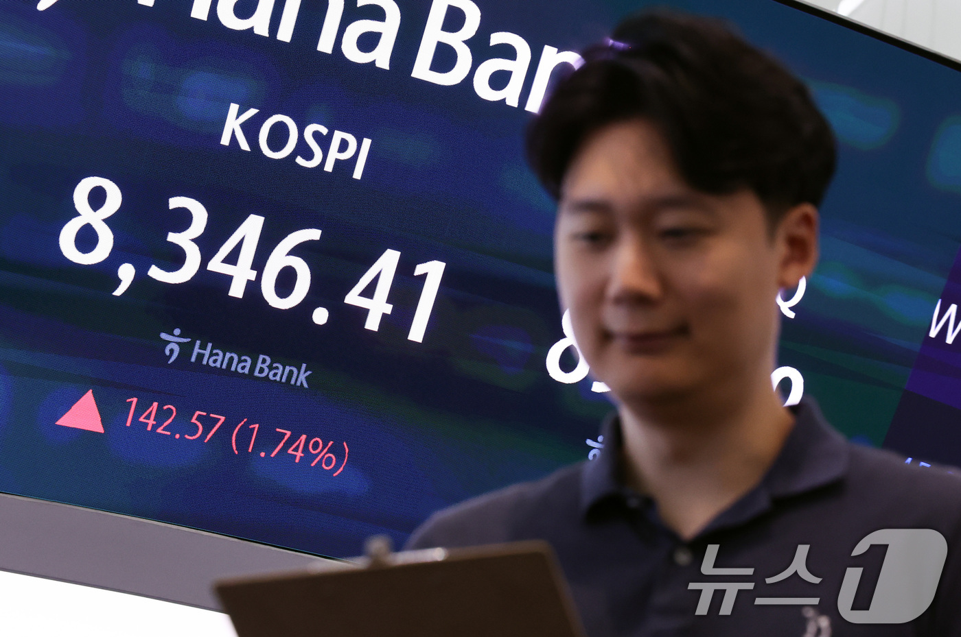(서울=뉴스1) 최지환 기자 = 24일 오전 서울 중구 하나은행 본점 딜링룸 전광판에 증시 시황이 나오고 있다.이날 코스피는 전 거래일 대비 152.95포인트(1.86%) 상승한 …