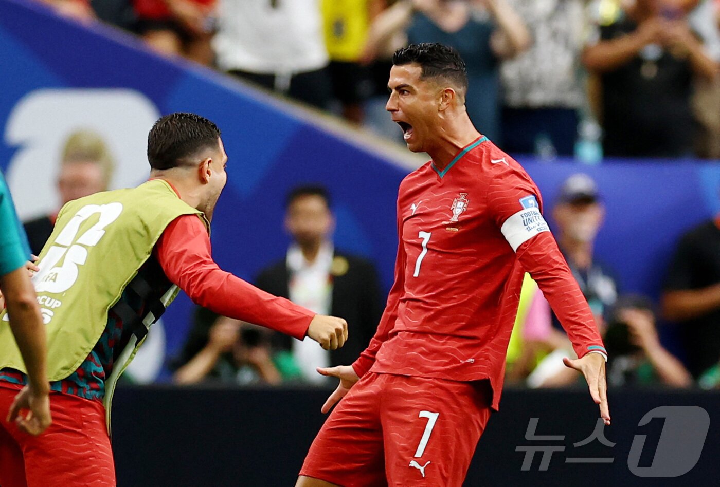 본문 이미지 - 23일(현지시간) 미국 휴스턴 스타디움에서 열린 2026월드컵 K조 포르투갈과 우즈베키스탄의 경기에서 포르투갈 크리스티아누 호날두가 첫번째 골을 넣고 환호하고 있다. 이번 경기에서 호날두의 멀티골 활약으로 포르투갈은 5대0으로 승리했다.ⓒ 로이터=뉴스1