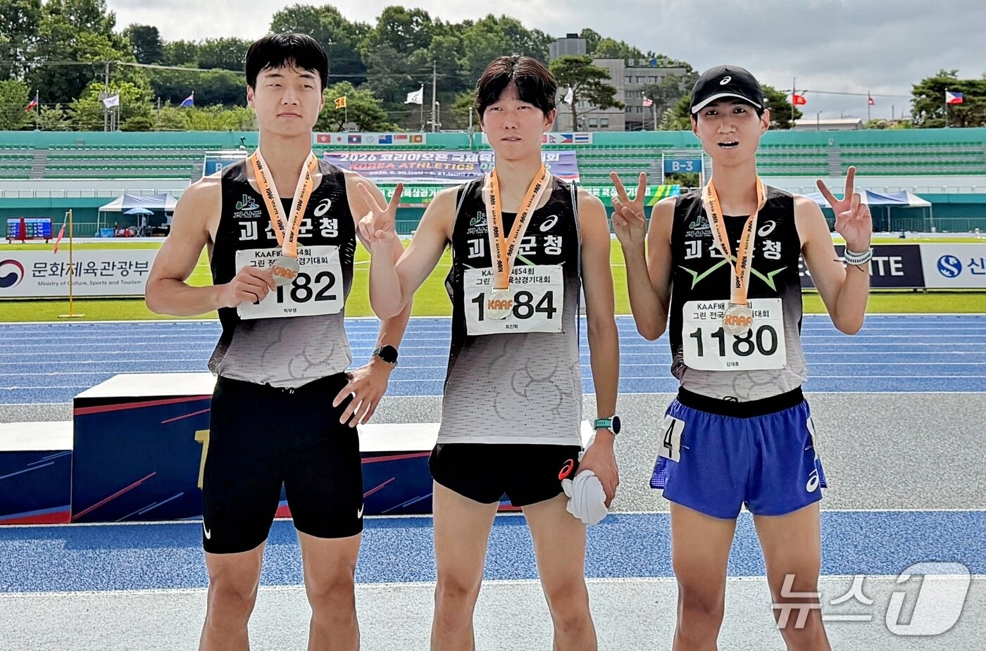 본문 이미지 - 'KAAF배 54회 그린전국육상경기대회'서 장거리 단체전에서 2위를 차지한 괴산군청 선수단.(괴산군 제공. 재판매 및 DB금지)/뉴스1