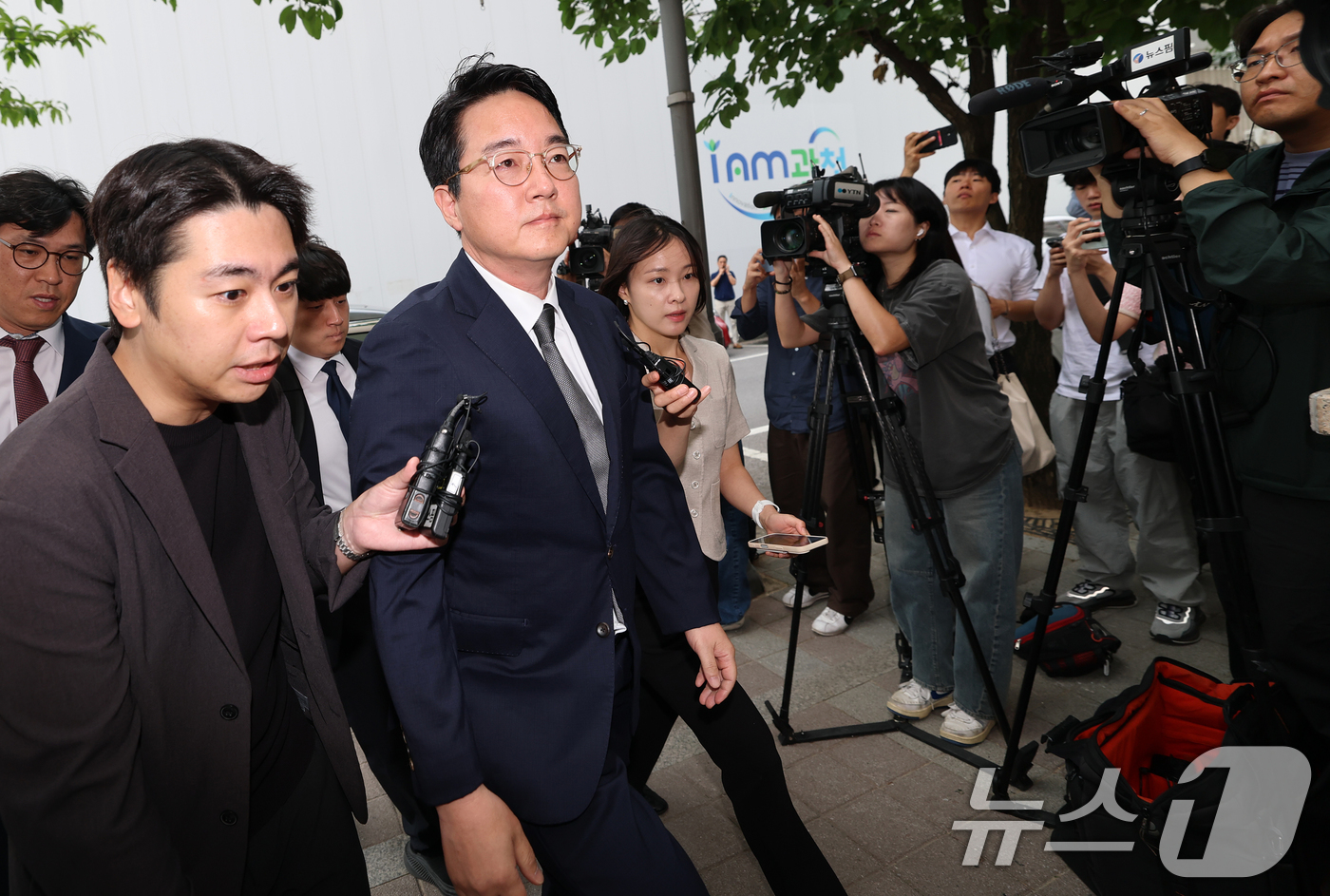 (과천=뉴스1) 오대일 기자 = '내란 가담' 혐의를 받는 심우정 전 검찰총장이 24일 오전 경기 과천 2차 종합특검 사무실에서 피의자 신분으로 조사를 받기 위해 출석하고 있다. …