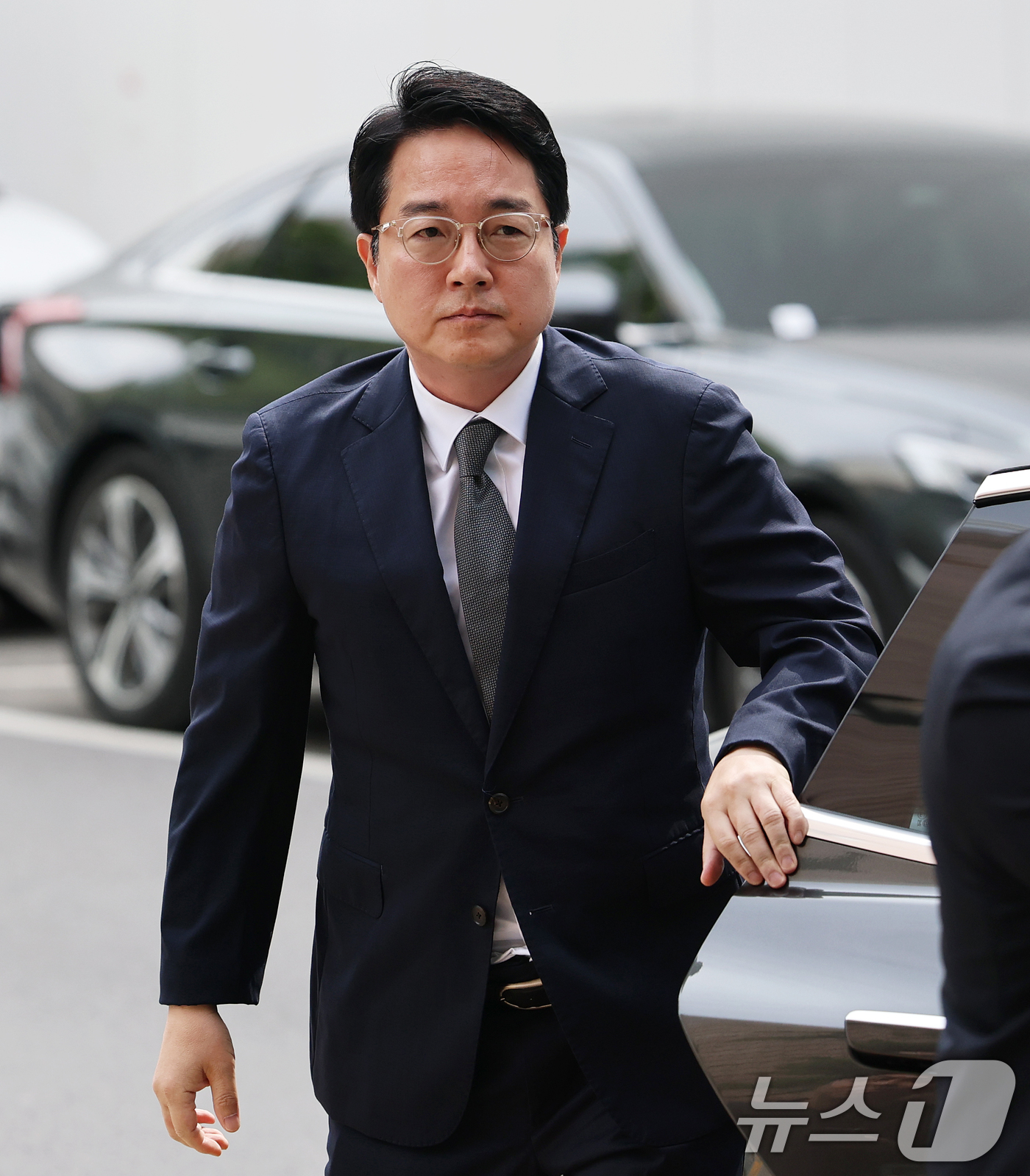 (과천=뉴스1) 오대일 기자 = '내란 가담' 혐의를 받는 심우정 전 검찰총장이 24일 오전 경기 과천 2차 종합특검 사무실에서 피의자 신분으로 조사를 받기 위해 출석하고 있다. …