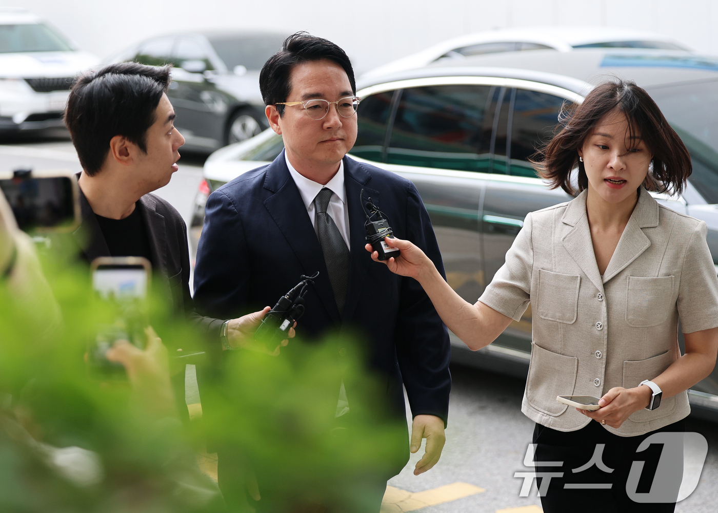 (과천=뉴스1) 오대일 기자 = '내란 가담' 혐의를 받는 심우정 전 검찰총장이 24일 오전 경기 과천 2차 종합특검 사무실에서 피의자 신분으로 조사를 받기 위해 출석하고 있다. …