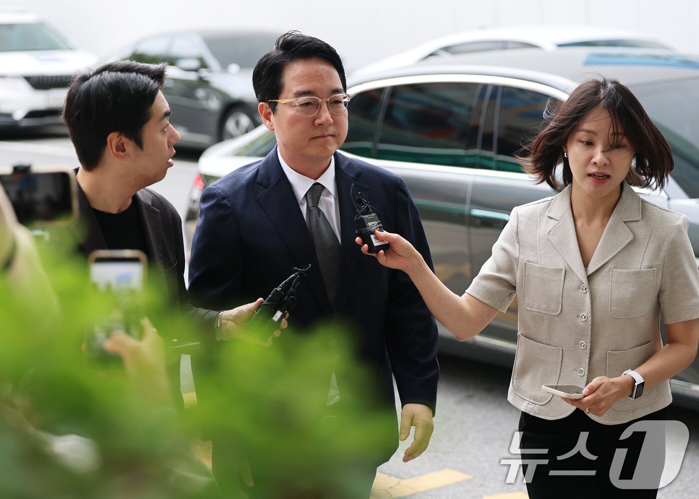 본문 이미지 - '내란 가담' 혐의를 받는 심우정 전 검찰총장이 24일 오전 경기 과천 2차 종합특검 사무실에서 피의자 신분으로 조사를 받기 위해 출석하고 있다. 2026.6.24 ⓒ 뉴스1 오대일 기자