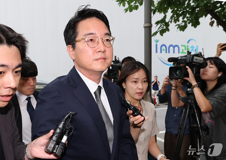 (과천=뉴스1) 오대일 기자 = '내란 가담' 혐의를 받는 심우정 전 검찰총장이 24일 오전 경기 과천 2차 종합특검 사무실에서 피의자 신분으로 조사를 받기 위해 출석하고 있다. …