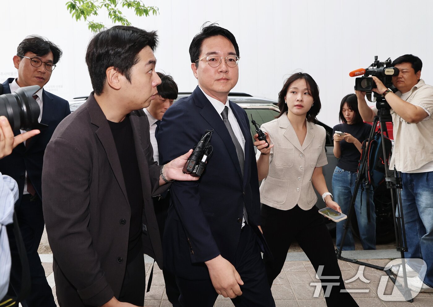본문 이미지 - '내란 가담' 혐의를 받는 심우정 전 검찰총장이 24일 오전 경기 과천 2차 종합특검 사무실에서 피의자 신분으로 조사를 받기 위해 출석하고 있다. 2026.6.24 ⓒ 뉴스1 오대일 기자