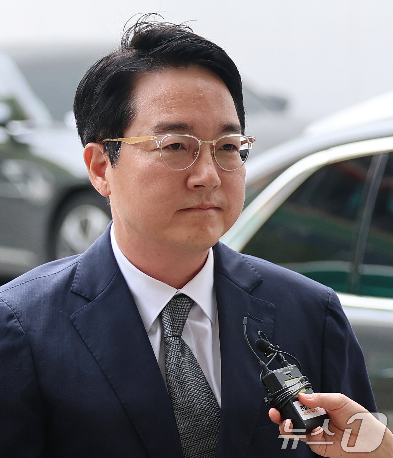 본문 이미지 - '내란 가담' 혐의를 받는 심우정 전 검찰총장이 24일 오전 경기 과천 2차 종합특검 사무실에서 피의자 신분으로 조사를 받기 위해 출석하고 있다. 2026.6.24 ⓒ 뉴스1 오대일 기자