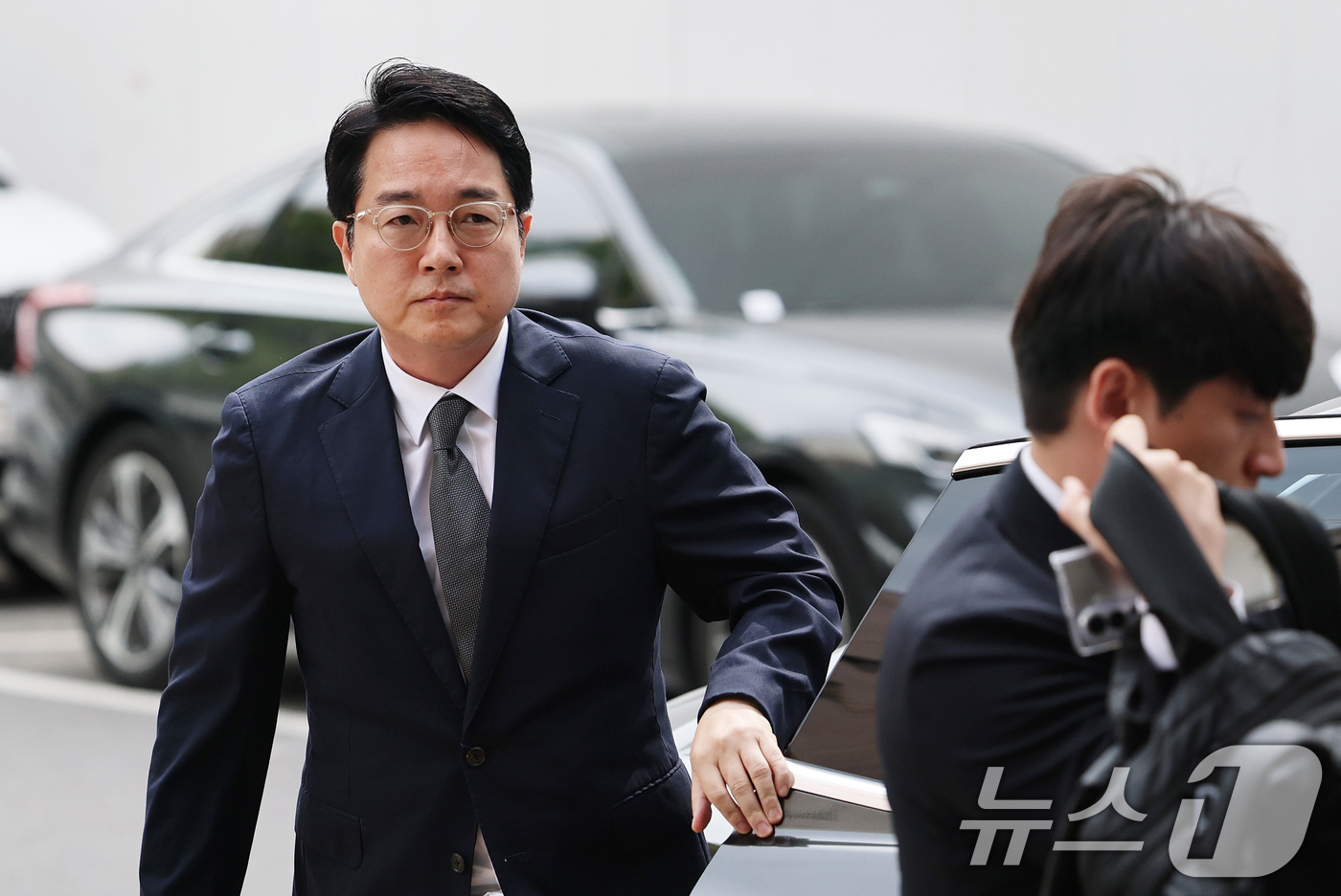 (과천=뉴스1) 오대일 기자 = '내란 가담' 혐의를 받는 심우정 전 검찰총장이 24일 오전 경기 과천 2차 종합특검 사무실에서 피의자 신분으로 조사를 받기 위해 출석하고 있다. …