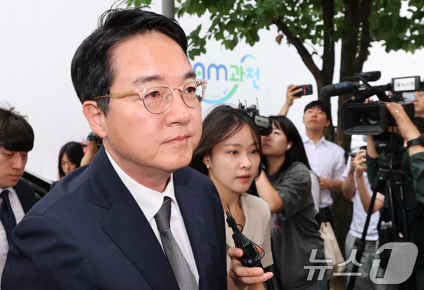 (과천=뉴스1) 오대일 기자 = '내란 가담' 혐의를 받는 심우정 전 검찰총장이 24일 오전 경기 과천 2차 종합특검 사무실에서 피의자 신분으로 조사를 받기 위해 출석하고 있다. …