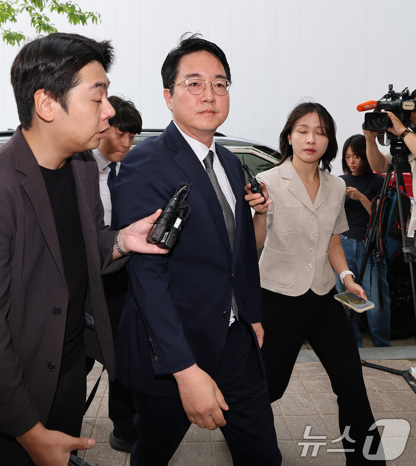 (과천=뉴스1) 오대일 기자 = '내란 가담' 혐의를 받는 심우정 전 검찰총장이 24일 오전 경기 과천 2차 종합특검 사무실에서 피의자 신분으로 조사를 받기 위해 출석하고 있다. …