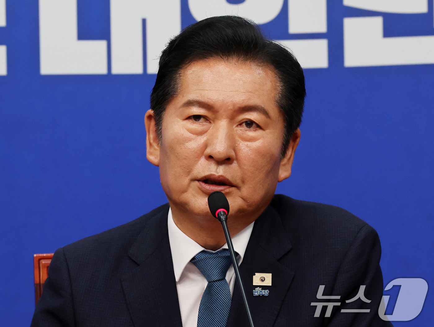 (서울=뉴스1) 황기선 기자 = 정청래 더불어민주당 대표가 24일 오전 서울 여의도 국회에서 열린 최고위원회의에서 당 대표직 사퇴를 발표하고 있다.  2026.6.24/뉴스1