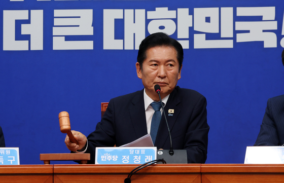 대표 사퇴 발표 후 의사봉 두드리는 정청래 대표
