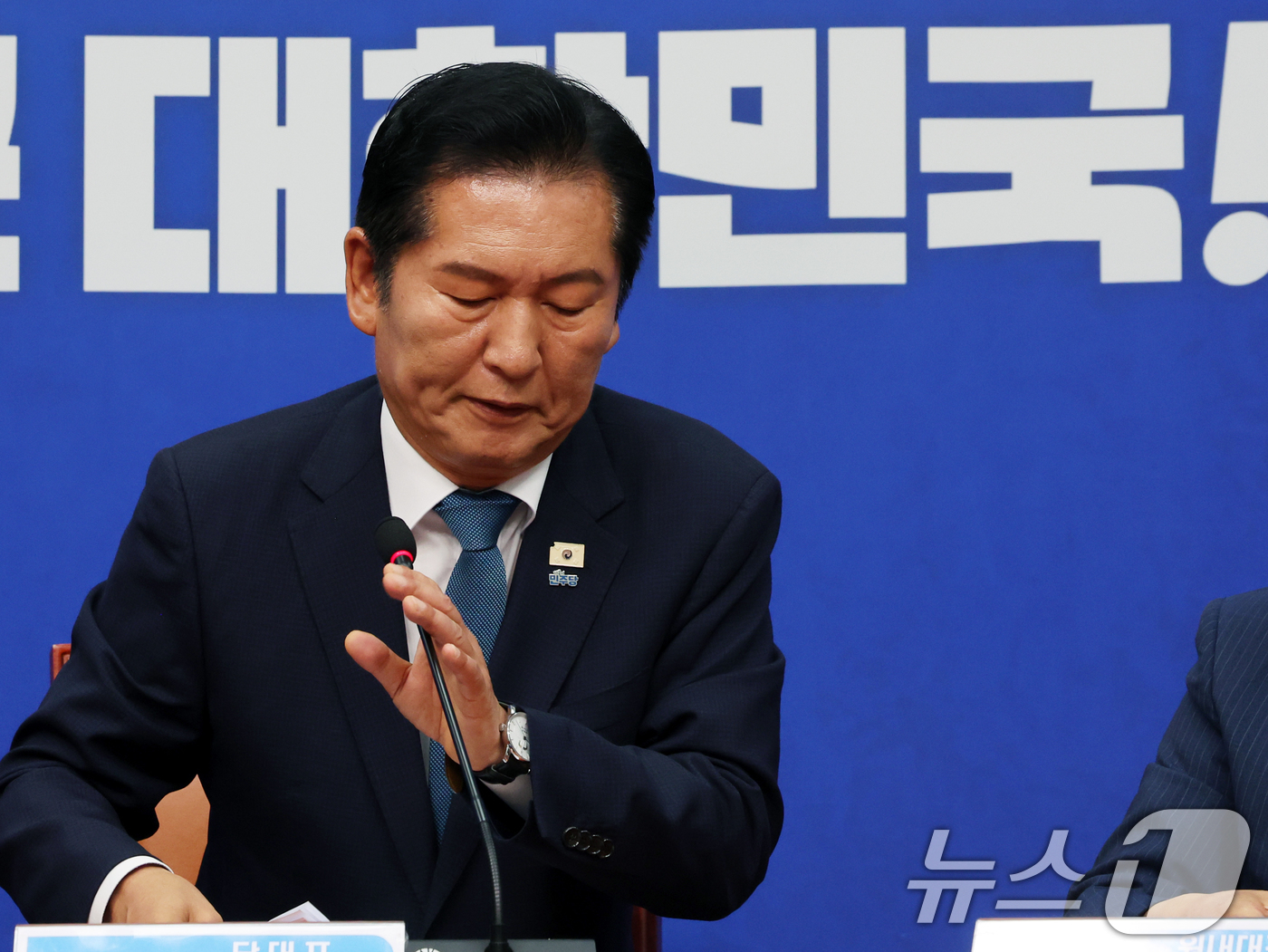 (서울=뉴스1) 황기선 기자 = 정청래 더불어민주당 대표가 24일 오전 서울 여의도 국회에서 열린 최고위원회의에서 당 대표직 사퇴를 발표 후 자리를 나서고 있다.  2026.6.2 …
