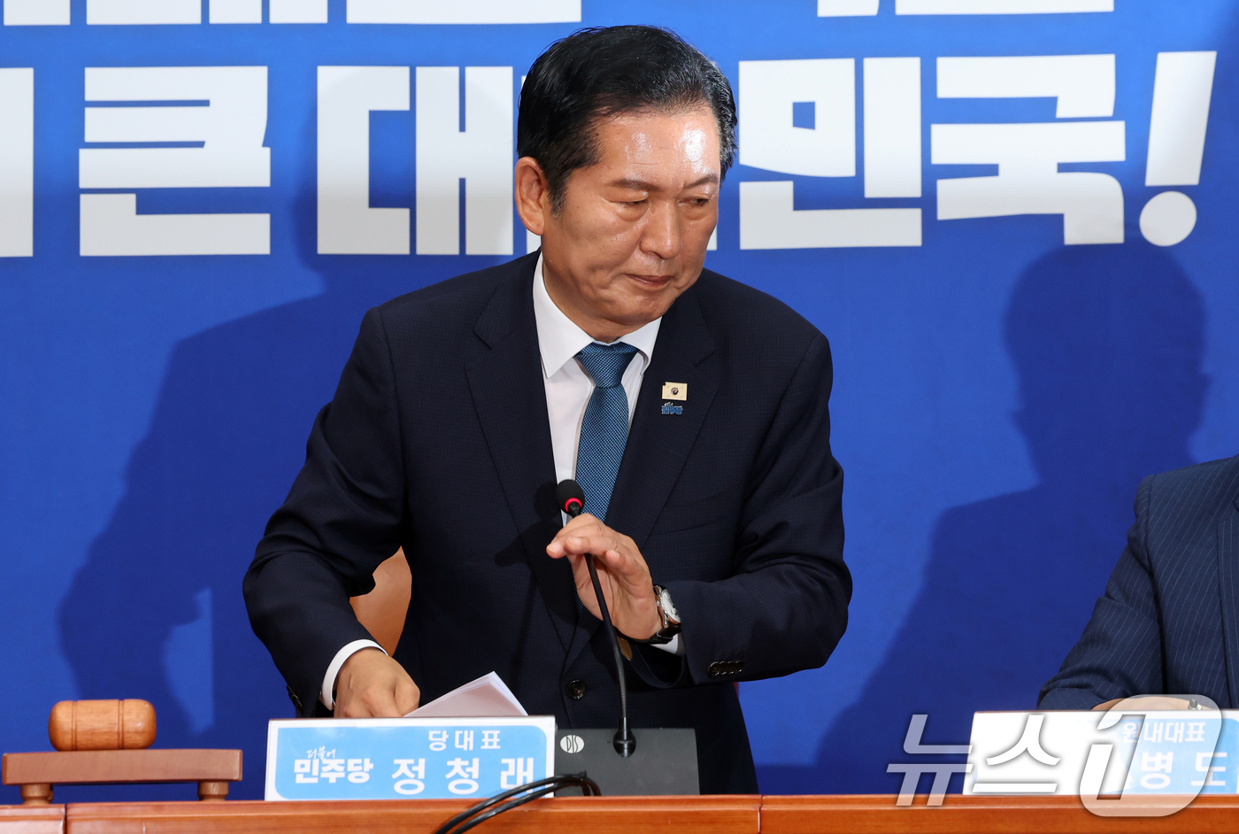 (서울=뉴스1) 황기선 기자 = 정청래 더불어민주당 대표가 24일 오전 서울 여의도 국회에서 열린 최고위원회의에서 당 대표직 사퇴를 발표 후 자리를 나서고 있다.  2026.6.2 …