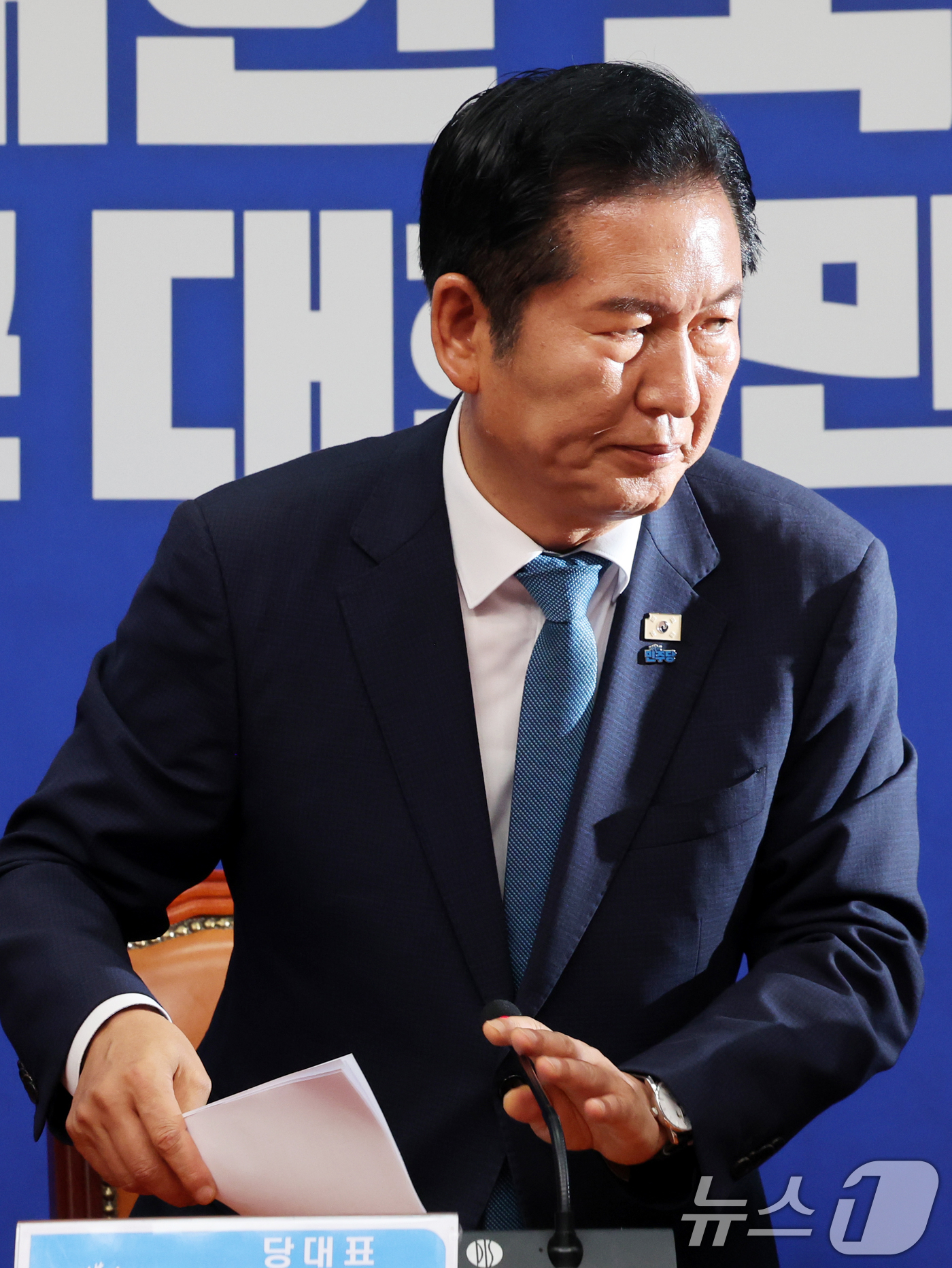 (서울=뉴스1) 황기선 기자 = 정청래 더불어민주당 대표가 24일 오전 서울 여의도 국회에서 열린 최고위원회의에서 당 대표직 사퇴를 발표 후 자리를 나서고 있다.  2026.6.2 …