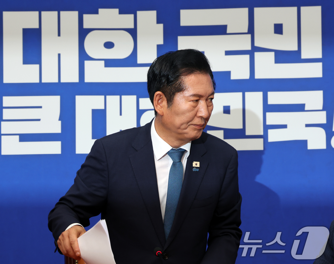 (서울=뉴스1) 황기선 기자 = 정청래 더불어민주당 대표가 24일 오전 서울 여의도 국회에서 열린 최고위원회의에서 당 대표직 사퇴를 발표 후 자리를 나서고 있다.  2026.6.2 …