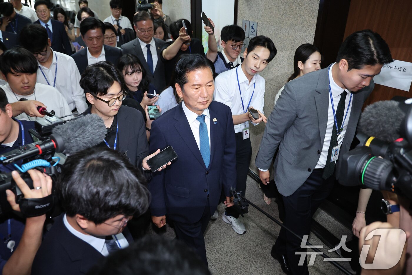 본문 이미지 - 정청래 더불어민주당 대표가 24일 서울 여의도 국회에서 열린 최고위원회의에서 당 대표직 사퇴를 발표한 후 국회를 나서고 있다. 2026.6.24 ⓒ 뉴스1 신웅수 기자