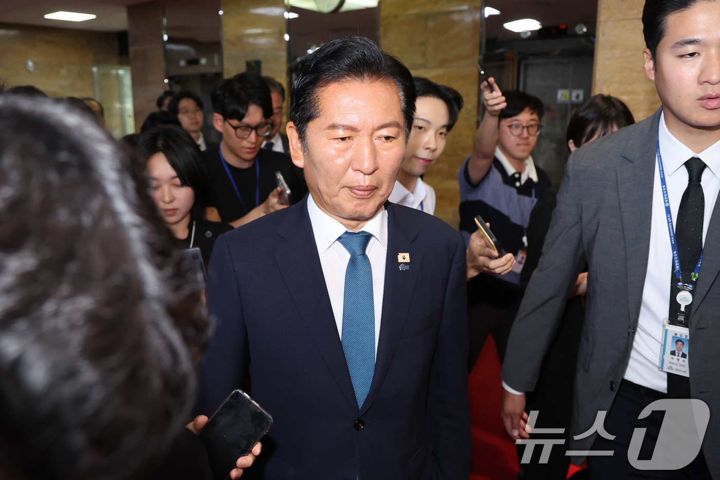 (서울=뉴스1) 신웅수 기자 = 정청래 더불어민주당 대표가 24일 서울 여의도 국회에서 열린 최고위원회의에서 당 대표직 사퇴를 발표한 후 국회를 나서고 있다. 2026.6.24/뉴 …