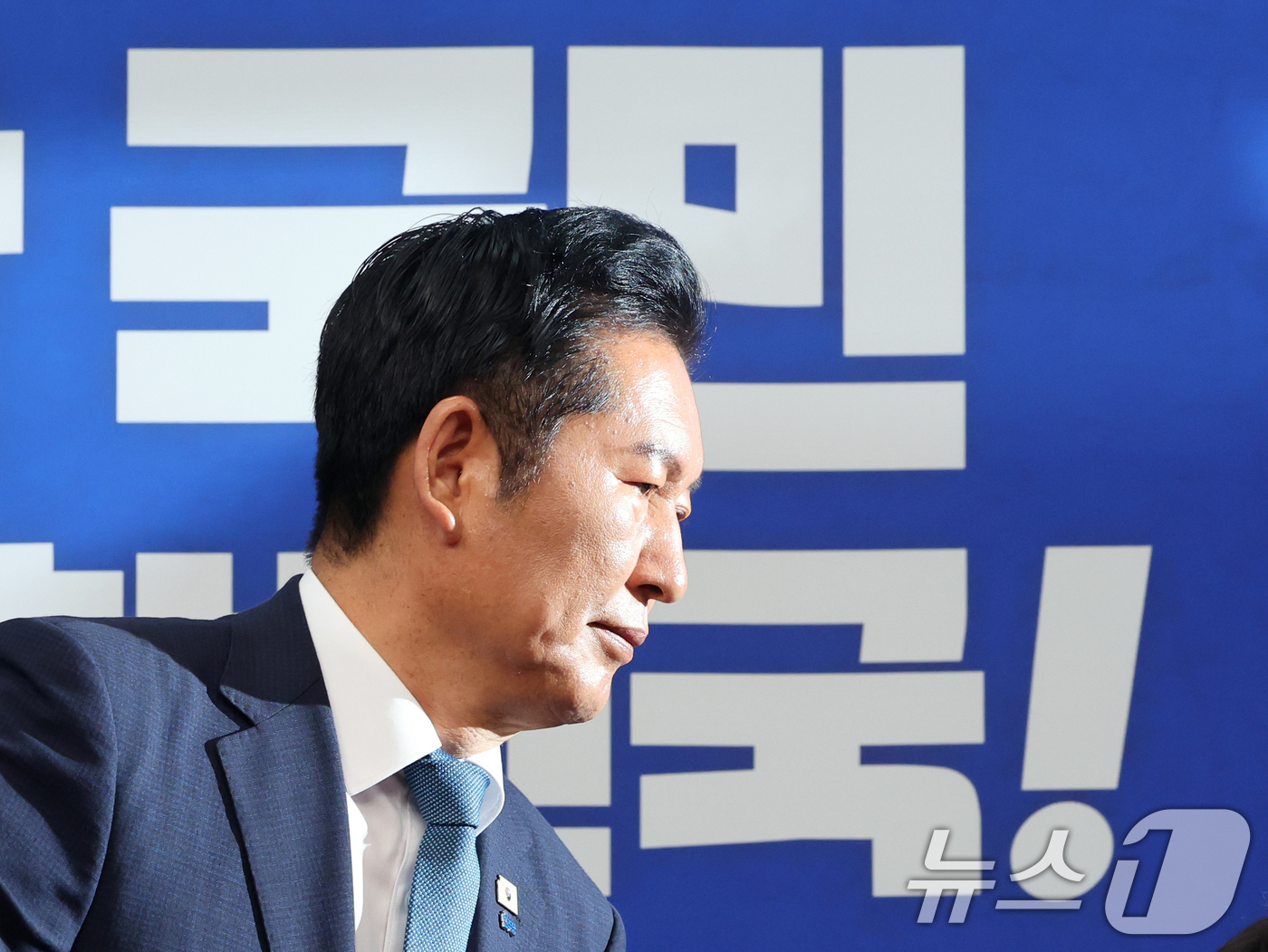 (서울=뉴스1) 황기선 기자 = 정청래 더불어민주당 대표가 24일 오전 서울 여의도 국회에서 열린 최고위원회의에서 당 대표직 사퇴를 발표 후 자리를 나서고 있다.  2026.6.2 …
