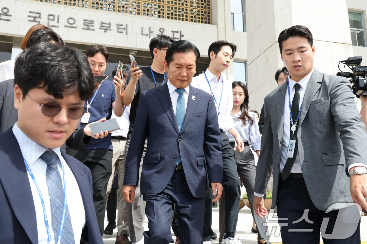 (서울=뉴스1) 신웅수 기자 = 정청래 더불어민주당 대표가 24일 서울 여의도 국회에서 열린 최고위원회의에서 당 대표직 사퇴를 발표한 후 국회를 나서고 있다. 2026.6.24/뉴 …