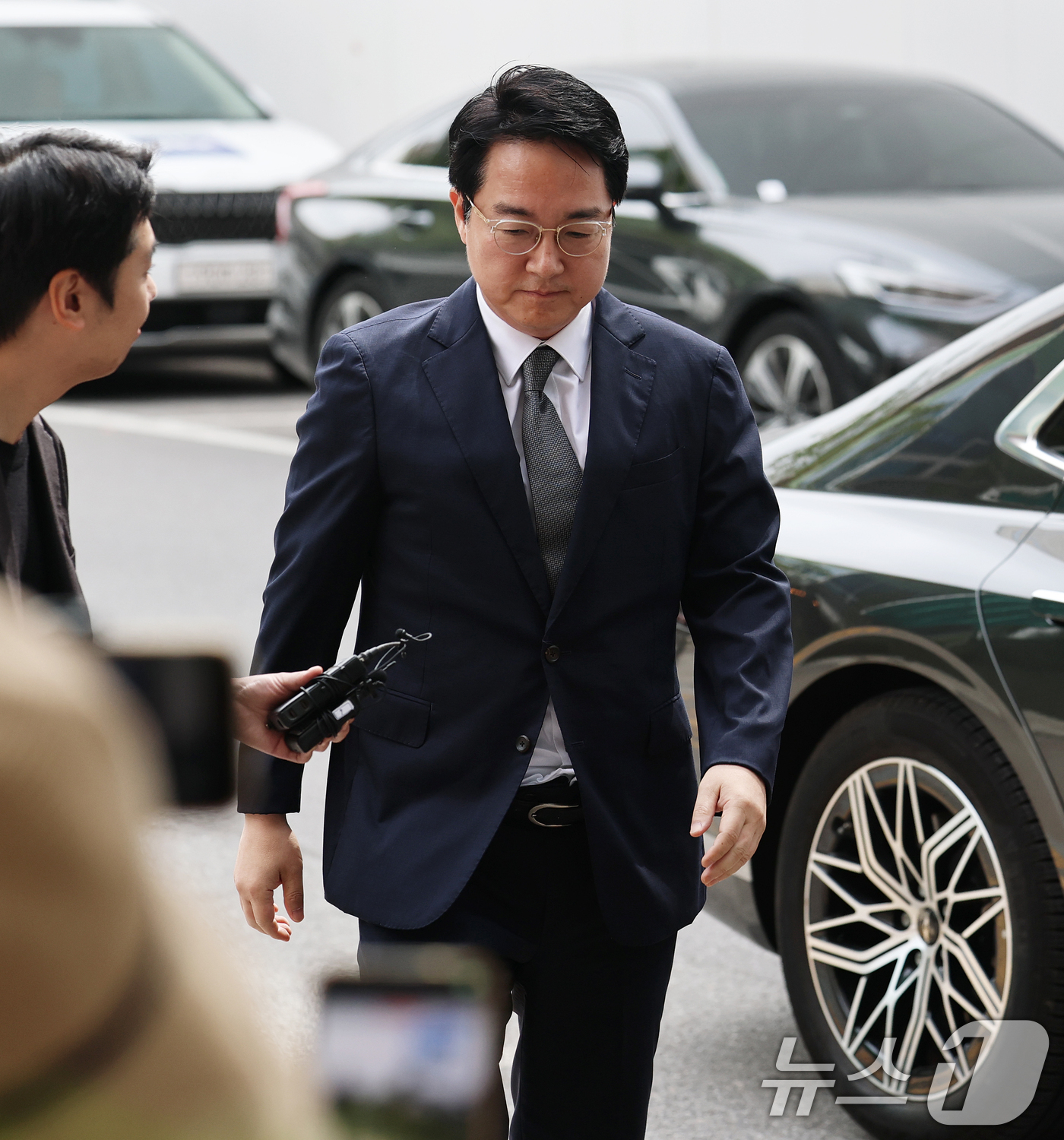 (과천=뉴스1) 오대일 기자 = '내란 가담' 혐의를 받는 심우정 전 검찰총장이 24일 오전 경기 과천 2차 종합특검 사무실에서 피의자 신분으로 조사를 받기 위해 출석하고 있다. …