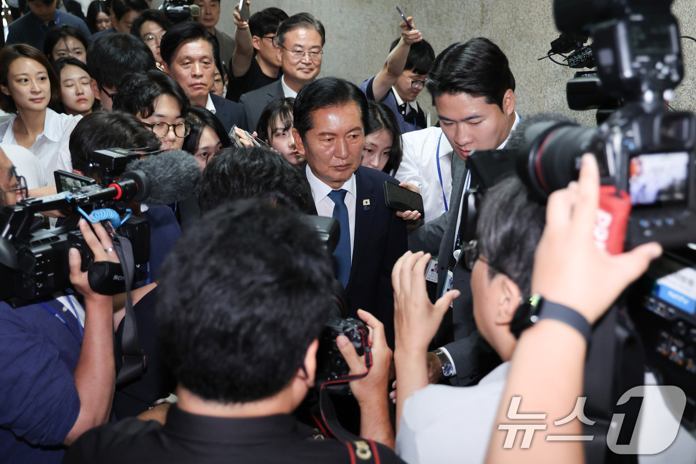 (서울=뉴스1) 신웅수 기자 = 정청래 더불어민주당 대표가 24일 서울 여의도 국회에서 열린 최고위원회의에서 당 대표직 사퇴를 발표한 후 국회를 나서고 있다. 2026.6.24/뉴 …