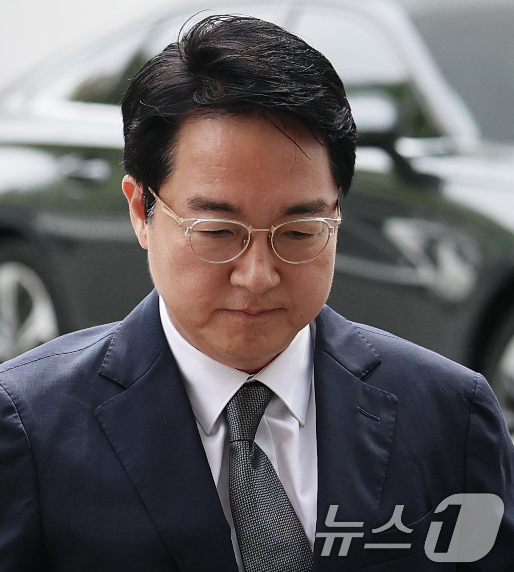 (과천=뉴스1) 오대일 기자 = '내란 가담' 혐의를 받는 심우정 전 검찰총장이 24일 오전 경기 과천 2차 종합특검 사무실에서 피의자 신분으로 조사를 받기 위해 출석하고 있다. …