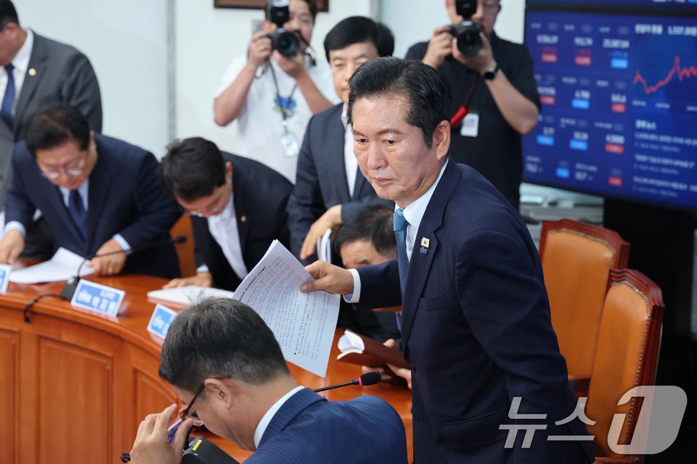 (서울=뉴스1) 신웅수 기자 = 정청래 더불어민주당 대표가 24일 서울 여의도 국회에서 열린 최고위원회의에서 당 대표직 사퇴를 발표한 후 회의실을 나서고 있다. 2026.6.24/ …
