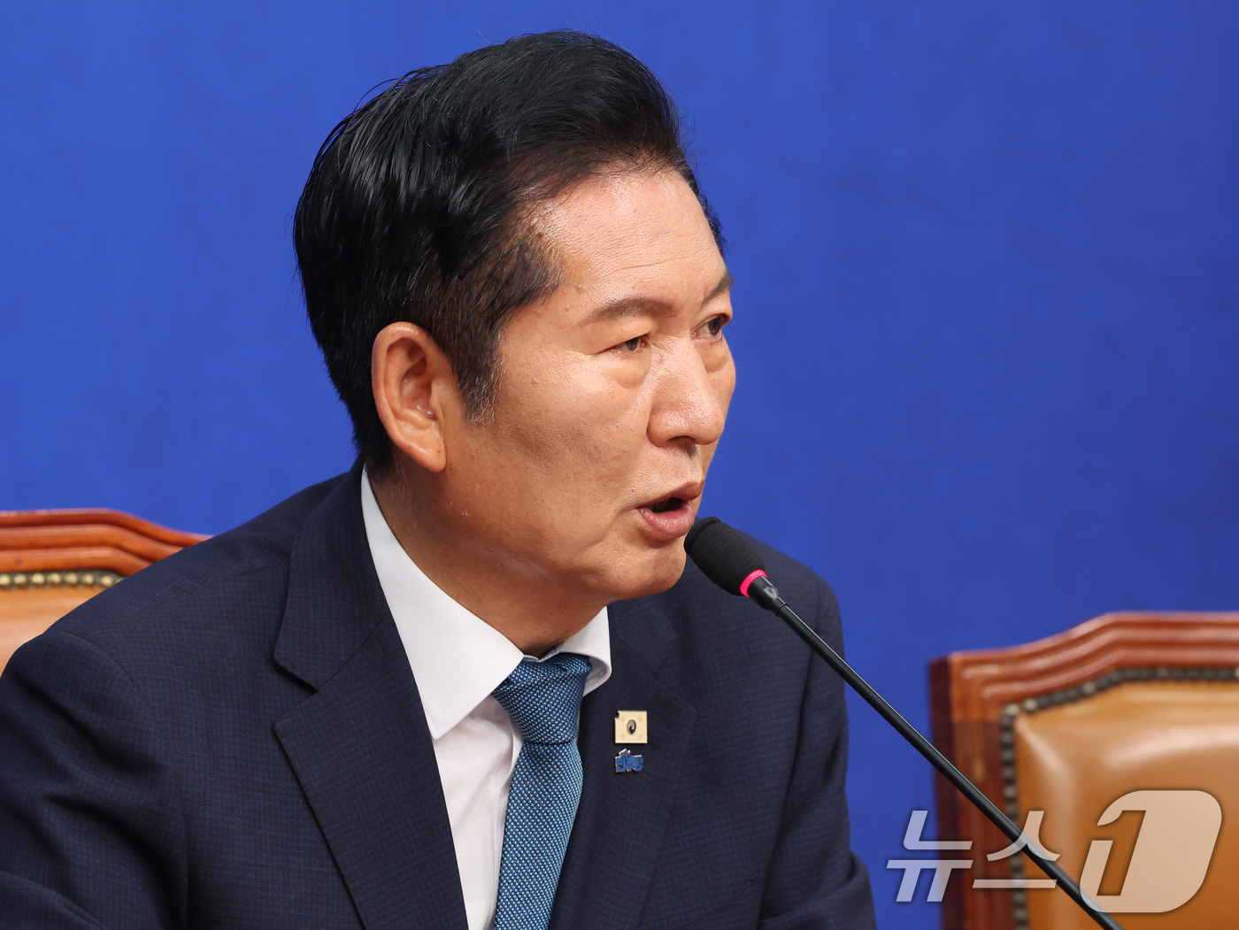 (서울=뉴스1) 황기선 기자 = 정청래 더불어민주당 대표가 24일 오전 서울 여의도 국회에서 열린 최고위원회의에서 당 대표직 사퇴를 발표하고 있다.  2026.6.24/뉴스1