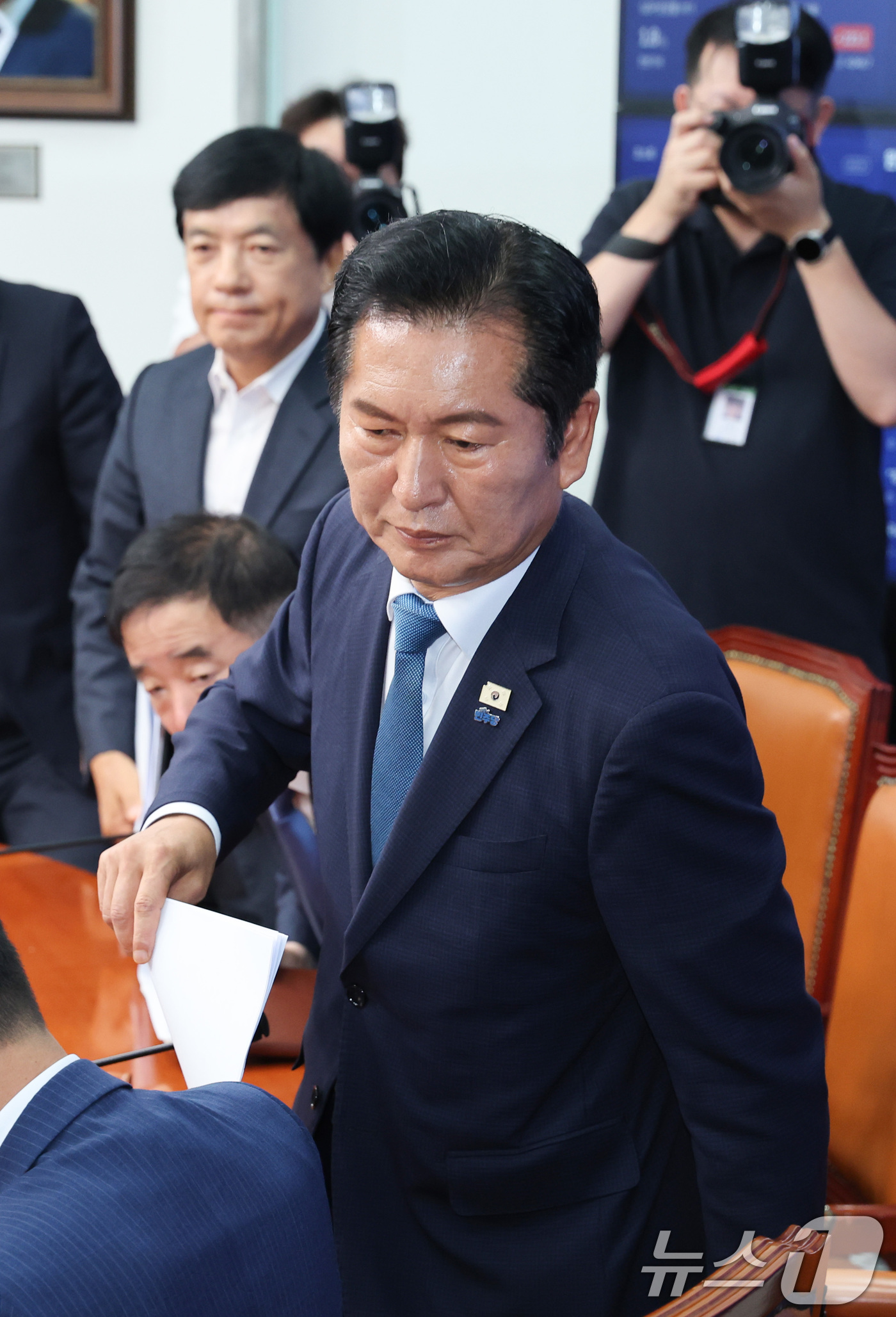 (서울=뉴스1) 신웅수 기자 = 정청래 더불어민주당 대표가 24일 서울 여의도 국회에서 열린 최고위원회의에서 당 대표직 사퇴를 발표한 후 회의실을 나서고 있다. 2026.6.24/ …