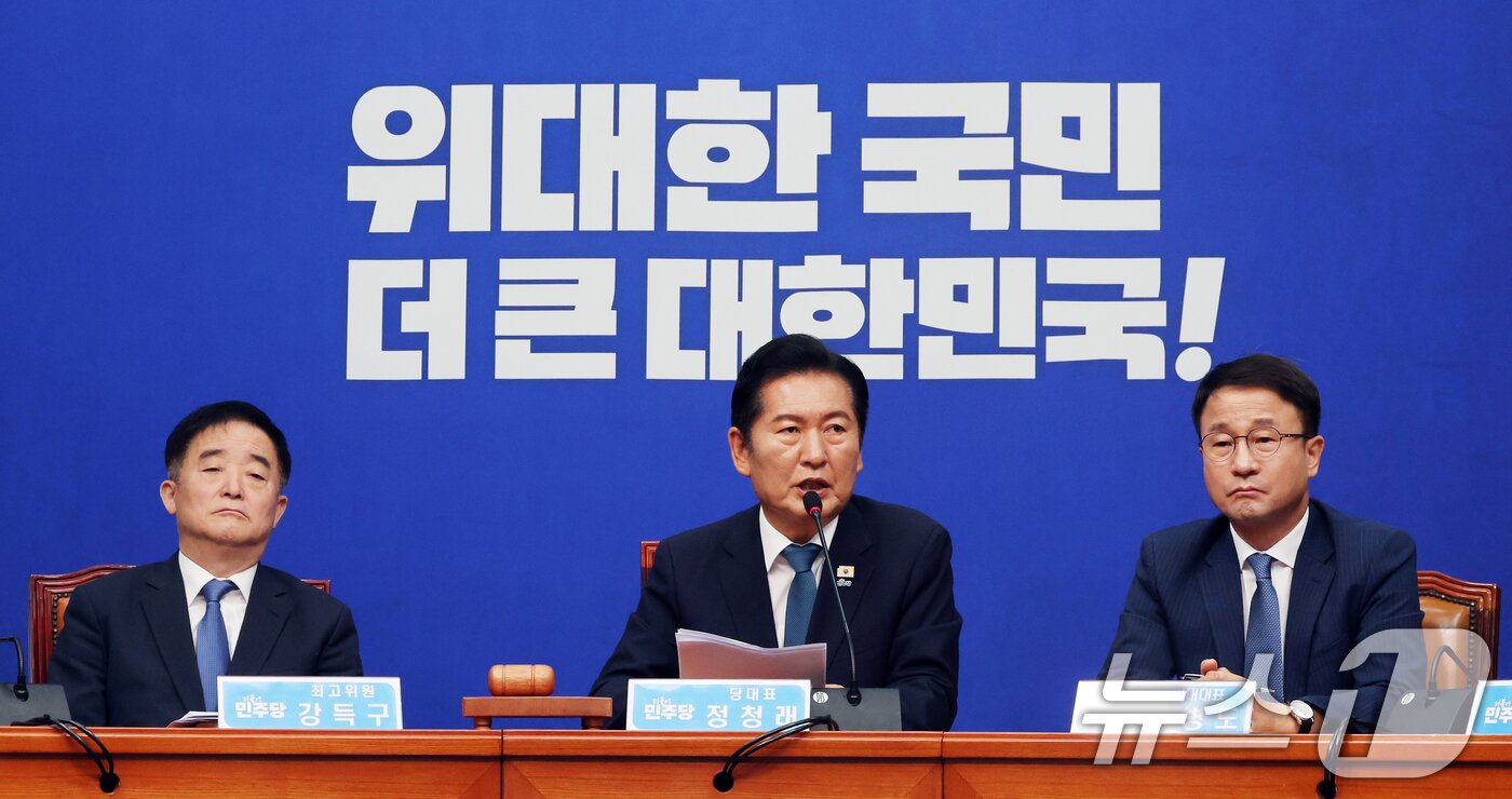 본문 이미지 - 정청래 더불어민주당 대표가 24일 오전 서울 여의도 국회에서 열린 최고위원회의에서 당 대표직 사퇴를 발표하고 있다. 2026.6.24 ⓒ 뉴스1 황기선 기자