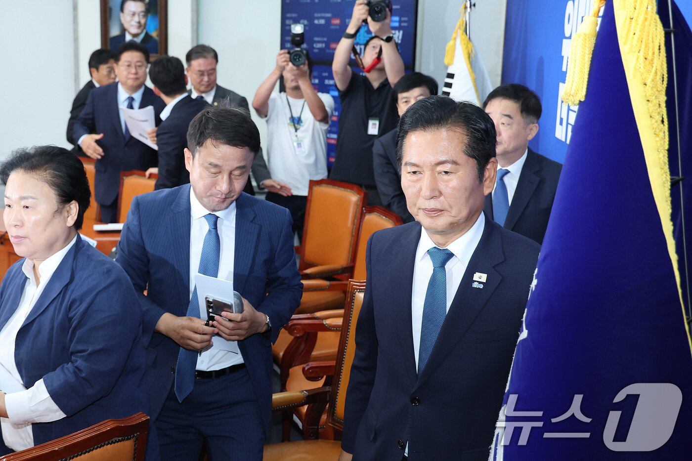 본문 이미지 - 정청래 더불어민주당 대표가 24일 서울 여의도 국회에서 열린 최고위원회의에서 당 대표직 사퇴를 발표한 후 회의실을 나서고 있다. 2026.6.24 ⓒ 뉴스1 신웅수 기자