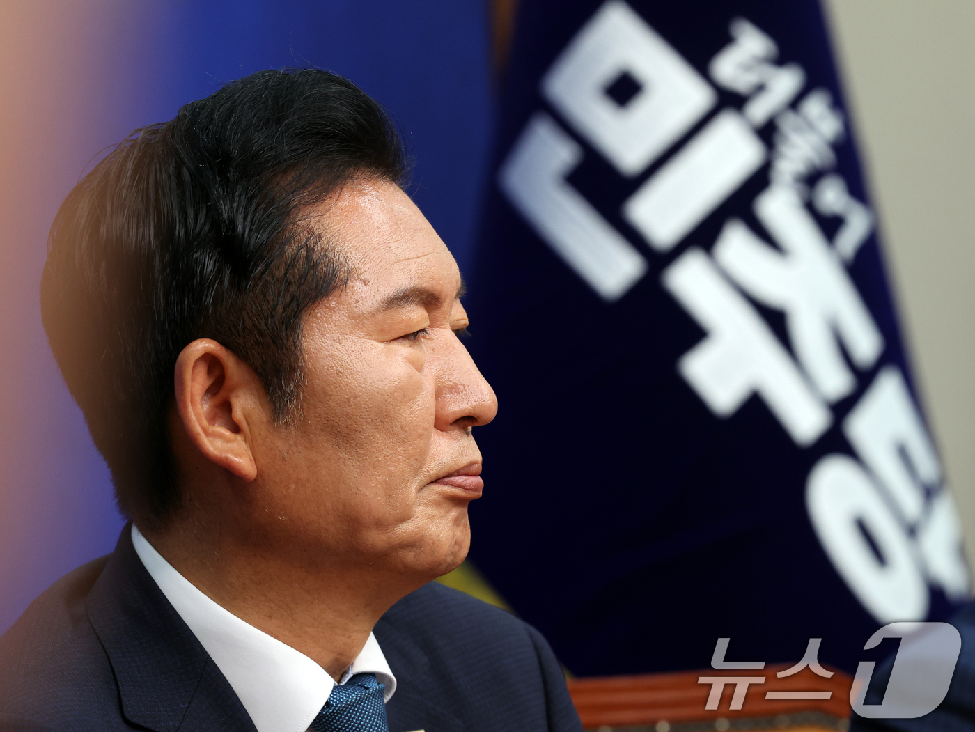 (서울=뉴스1) 황기선 기자 = 정청래 더불어민주당 대표가 24일 오전 서울 여의도 국회에서 열린 최고위원회의에서 생각에 잠겨 있다.정 대표는 이날 국회에서 주재한 최고위원회의에서 …