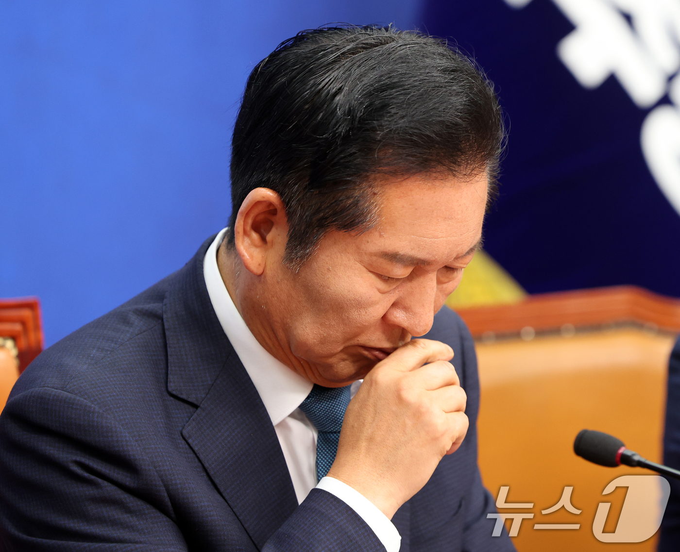 (서울=뉴스1) 황기선 기자 = 정청래 더불어민주당 대표가 24일 오전 서울 여의도 국회에서 열린 최고위원회의에서 생각에 잠겨 있다.정 대표는 이날 국회에서 주재한 최고위원회의에서 …