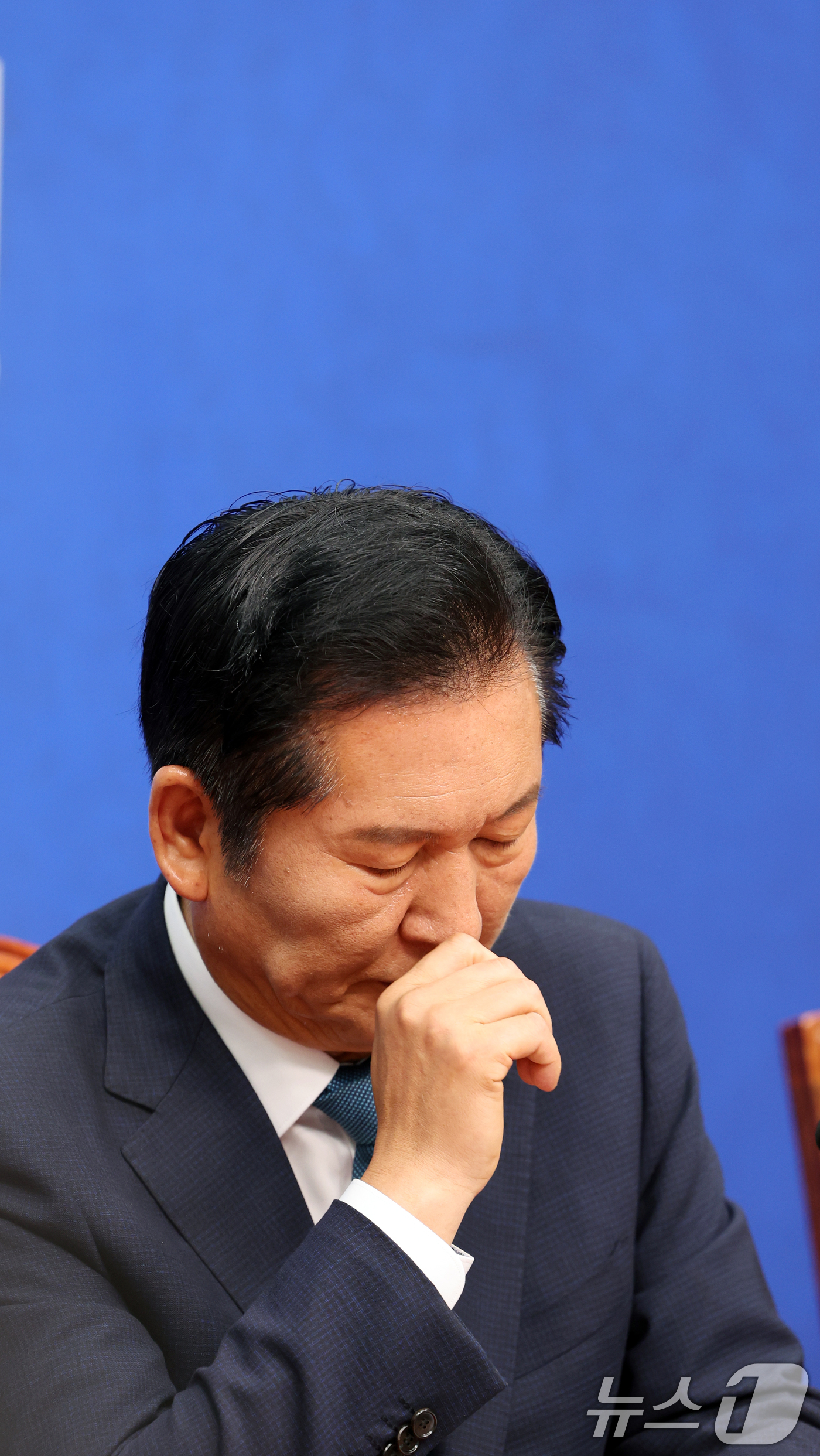 (서울=뉴스1) 황기선 기자 = 정청래 더불어민주당 대표가 24일 오전 서울 여의도 국회에서 열린 최고위원회의에서 생각에 잠겨 있다.정 대표는 이날 국회에서 주재한 최고위원회의에서 …