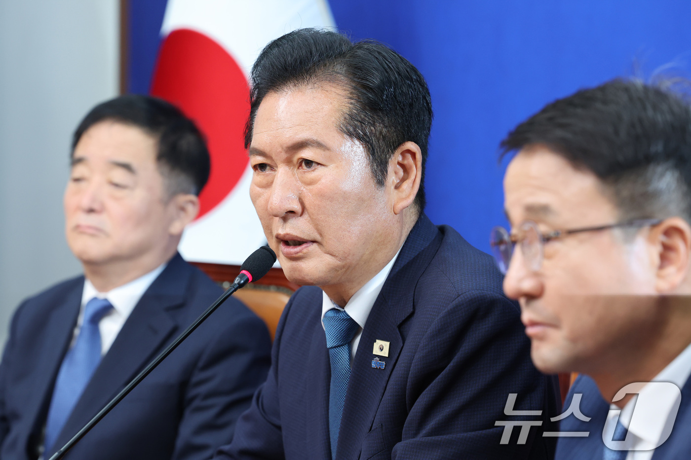(서울=뉴스1) 신웅수 기자 = 정청래 더불어민주당 대표가 24일 서울 여의도 국회에서 열린 최고위원회의에서 당 대표직 사퇴를 발표하고 있다. 2026.6.24/뉴스1