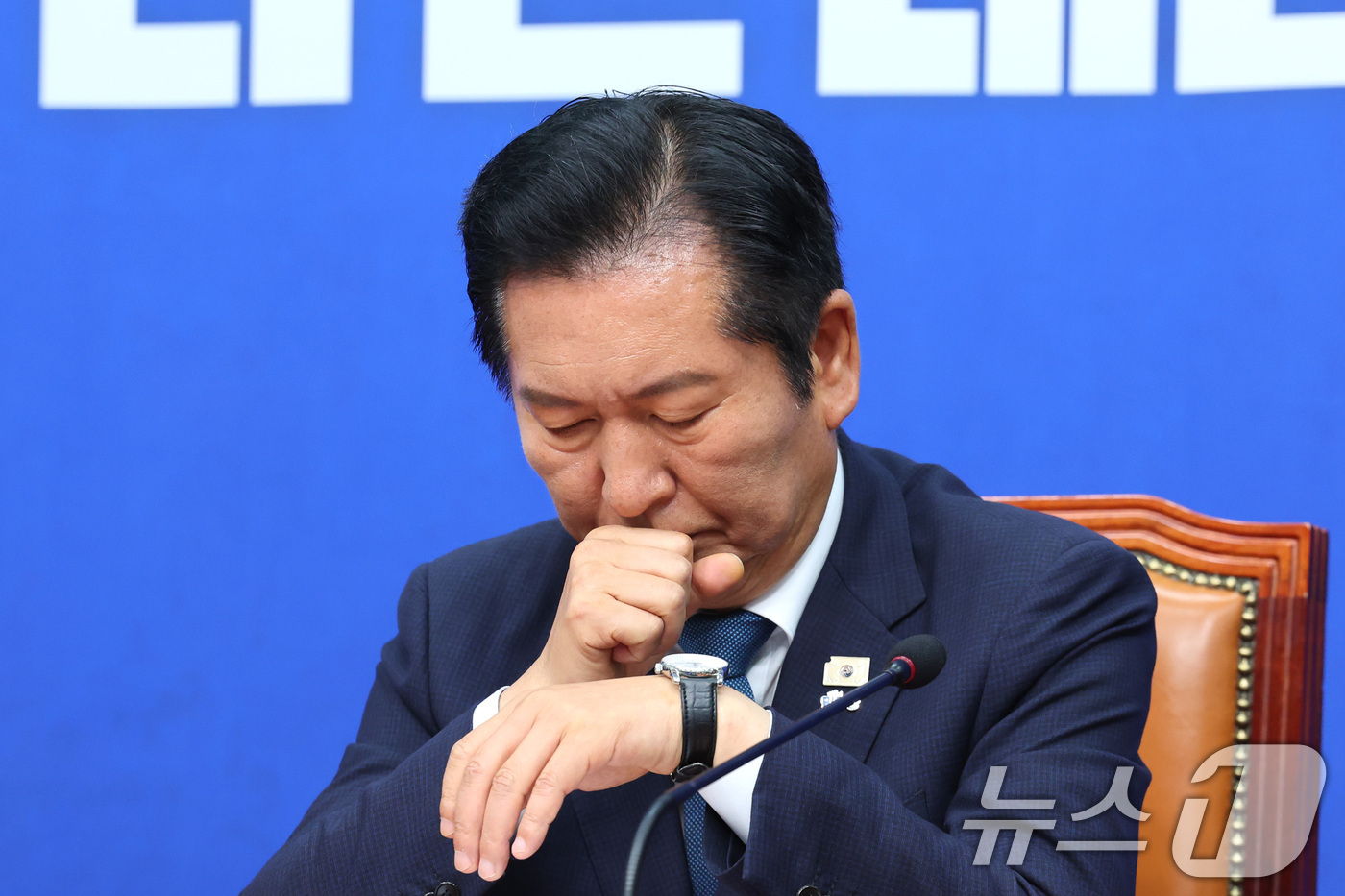 (서울=뉴스1) 신웅수 기자 = 정청래 더불어민주당 대표가 24일 서울 여의도 국회에서 열린 최고위원회의에서 당 대표직 사퇴를 발표하고 있다. 2026.6.24/뉴스1