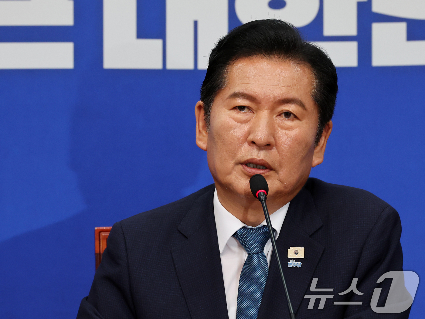 (서울=뉴스1) 황기선 기자 = 정청래 더불어민주당 대표가 24일 오전 서울 여의도 국회에서 열린 최고위원회의에서 당 대표직 사퇴를 발표하고 있다.  2026.6.24/뉴스1