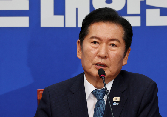 당 대표직 내래놓은 정청래 대표