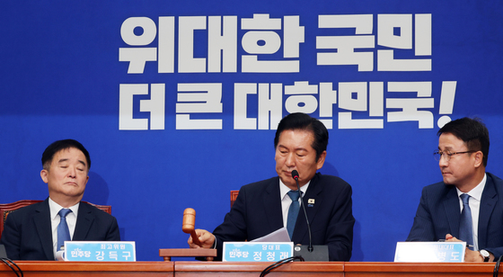 대표 사퇴 발표 후 의사봉 두드리는 정청래 대표