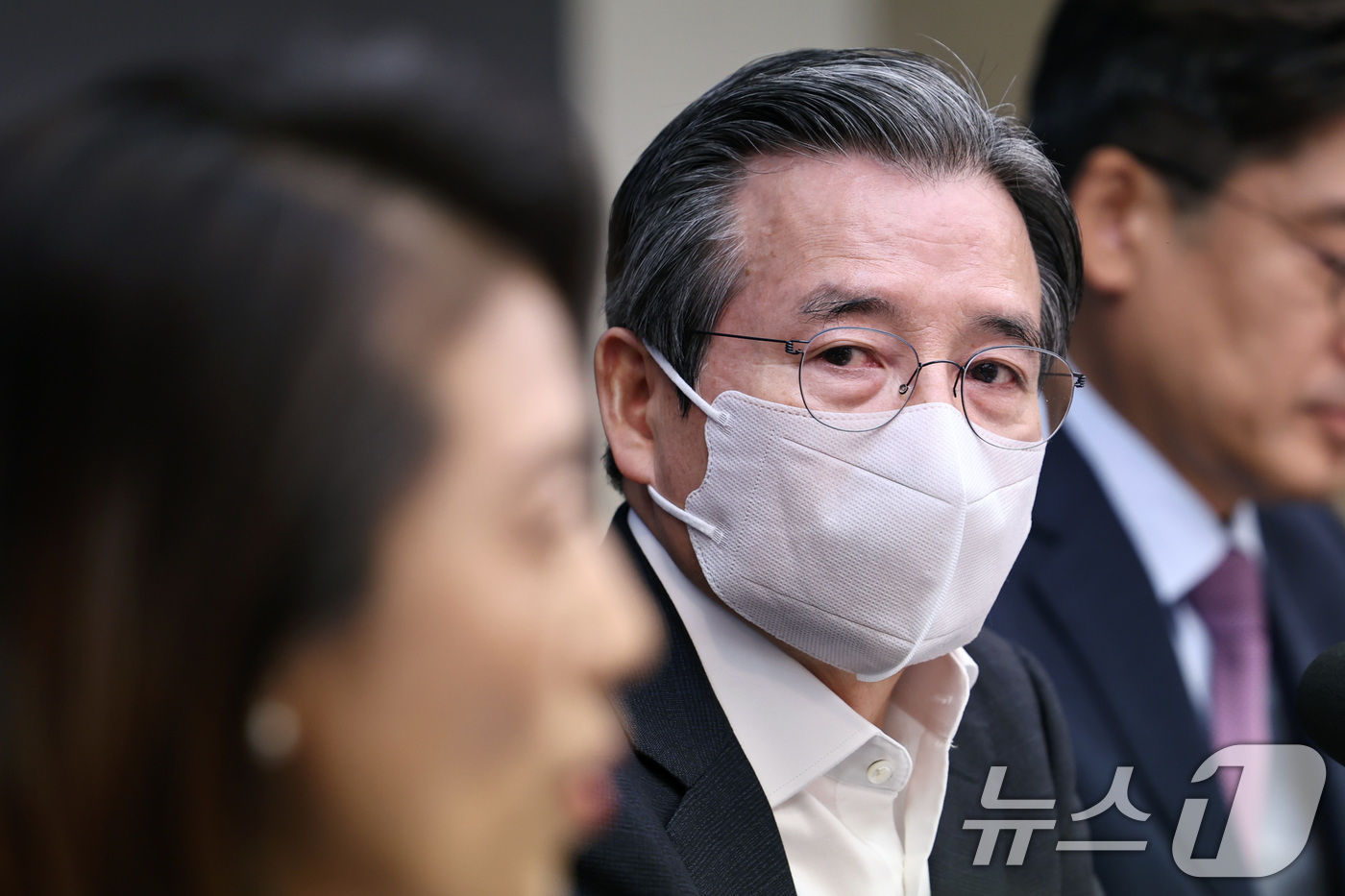(서울=뉴스1) 구윤성 기자 = 김용범 청와대 정책실장이 24일 서울 중구 한국프레스센터에서 열린 관훈클럽 초청 토론회에 참석해 패널 발언을 듣고 있다. 2026.6.24/뉴스1