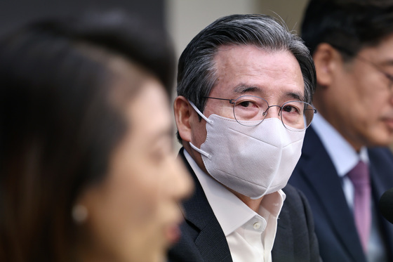 패널 발언 듣는 김용범 정책실장