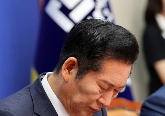 당 대표 사퇴문 검토하는 정청래 대표