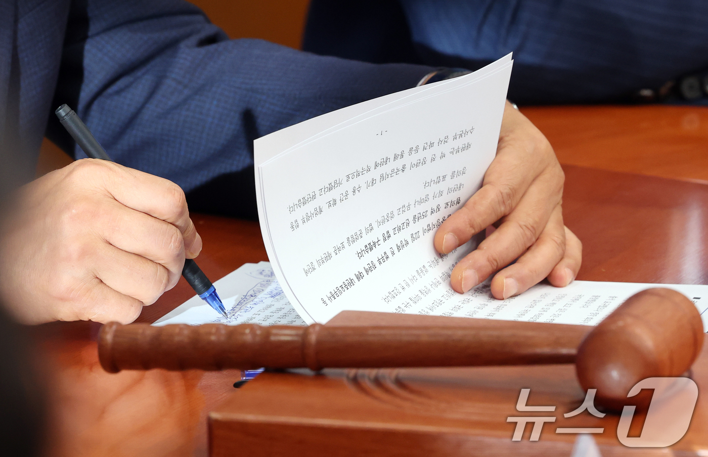 (서울=뉴스1) 황기선 기자 = 정청래 더불어민주당 대표가 24일 오전 서울 여의도 국회에서 열린 최고위원회의에서 사퇴 발표문을 살펴보고 있다.정 대표는 이날 국회에서 주재한 최고 …
